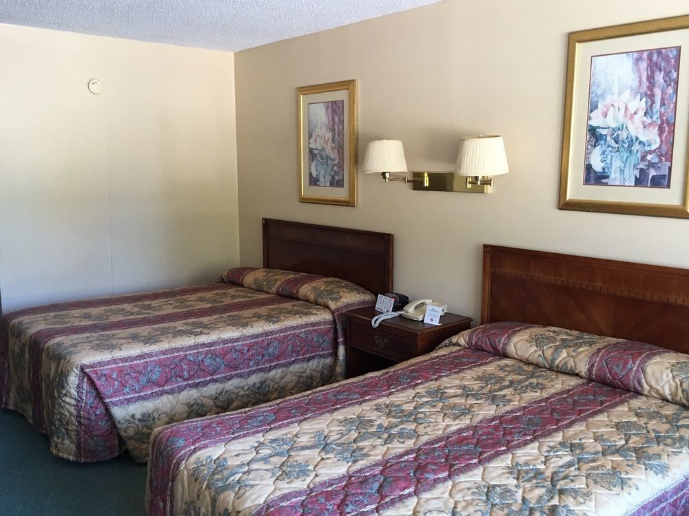 Landmark Inn Hartsville Exterior photo