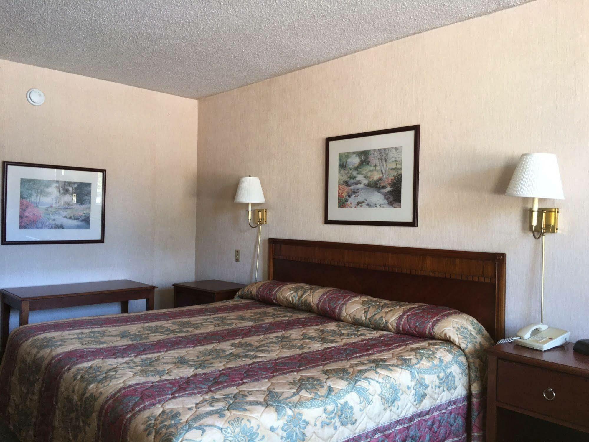 Landmark Inn Hartsville Exterior photo