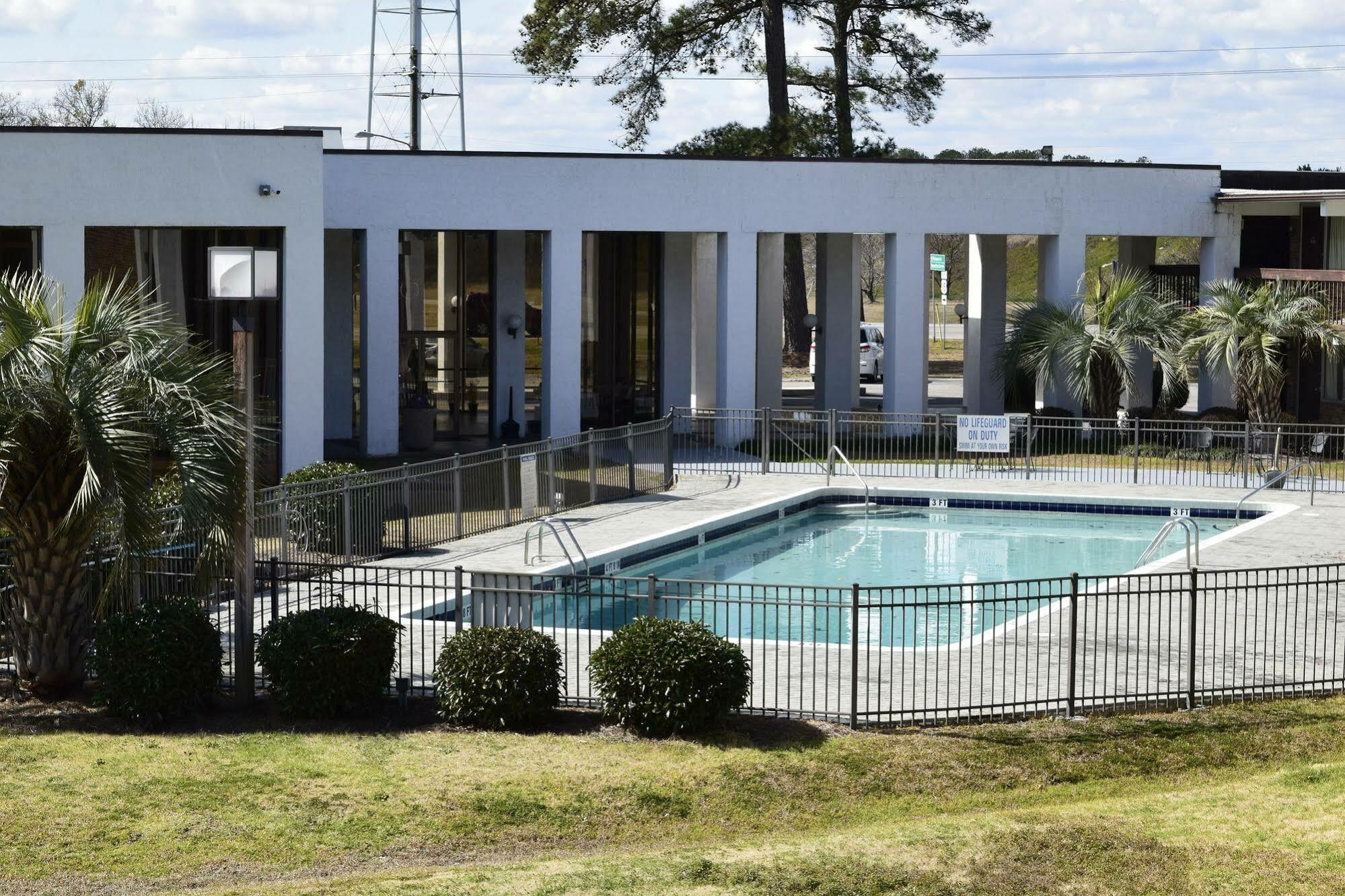 Landmark Inn Hartsville Exterior photo